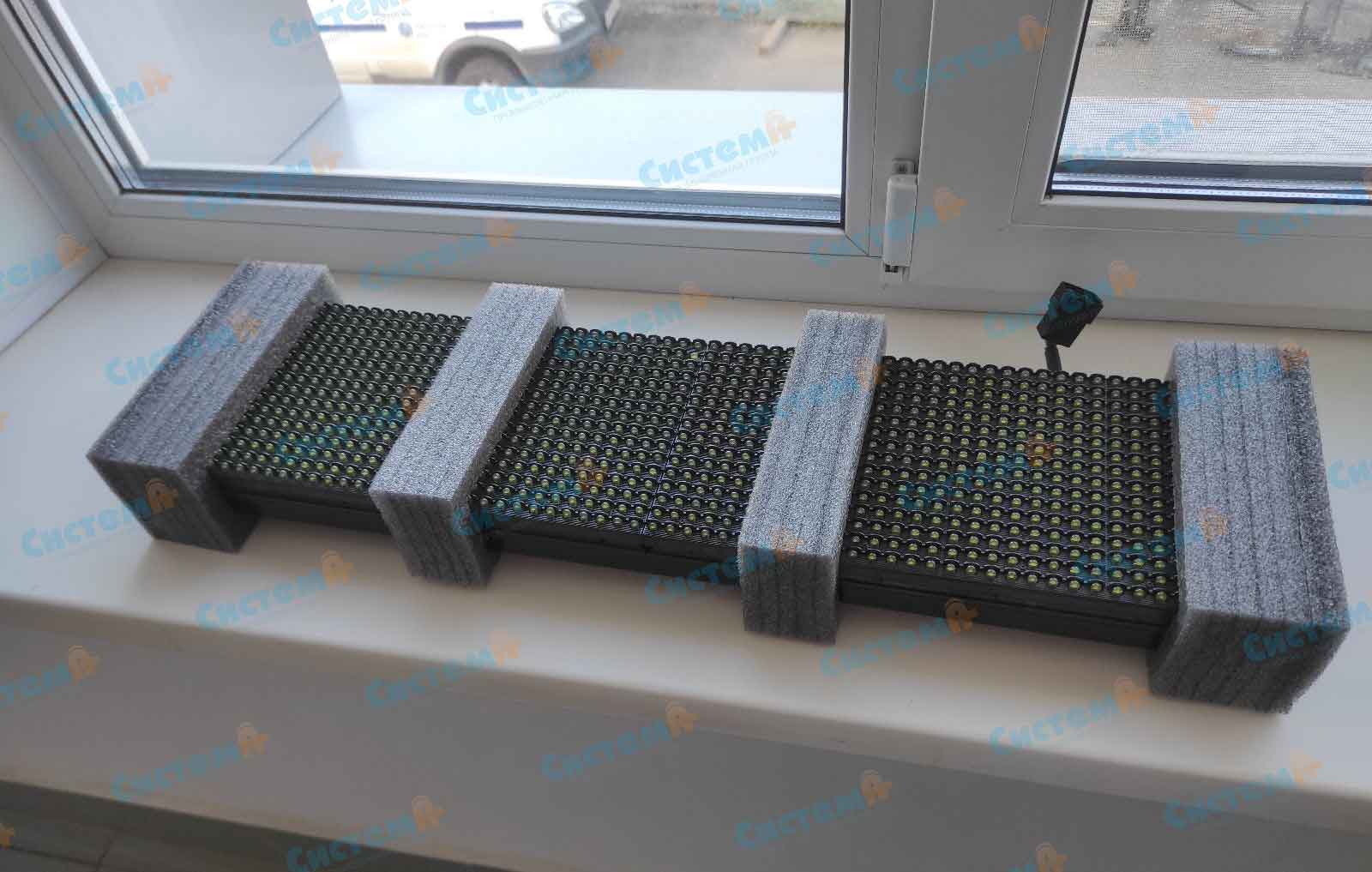 Транспортная картонная упаковка с фиксирующими вставками из пенополиэтилена